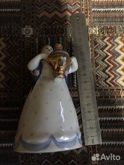 Статуэтка фарфоровая «женщина с самоваром»