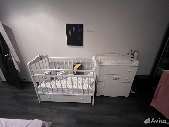 Детская кроватка и пеленальный комод