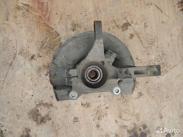 Кулак поворотный передний левый Mitsubishi Dingo