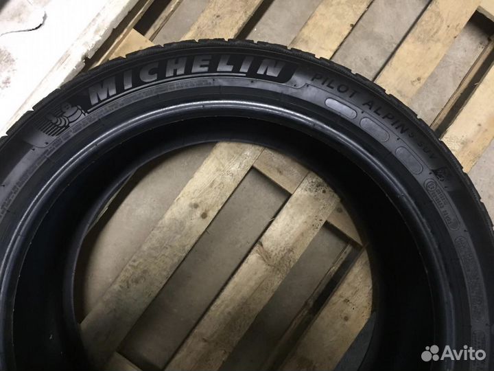 Michelin Alpin 5 285/40 R22