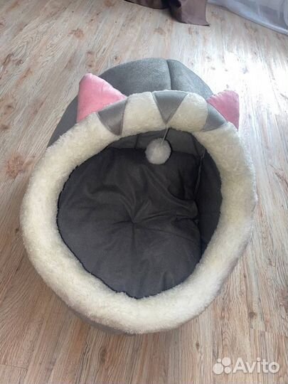 Лежанка и туалет для кота