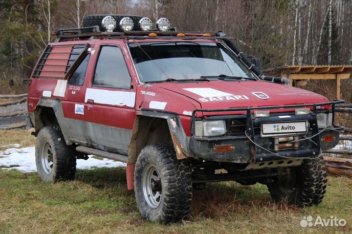 Nissan Terrano 3.0 МТ, 1992, битый, 300 000 км