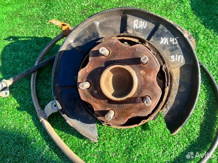 Кулак задний правый в сборе трос Rav4 xa40 xa45