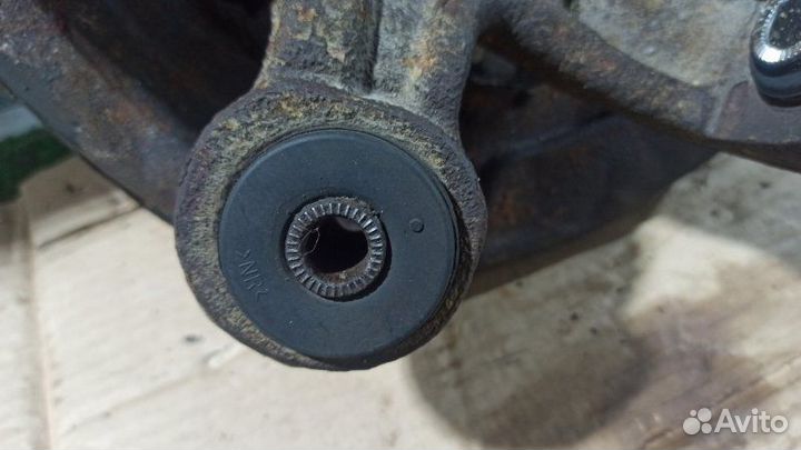 Кулак задний левый Toyota Highlander 3.5 2GR-FE