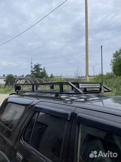 Металлический багажник на авто