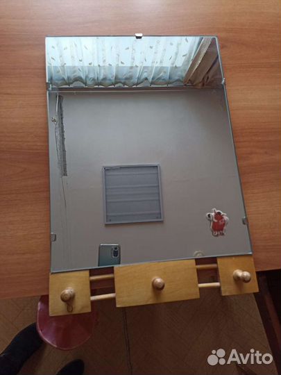 Зеркало с деревянными крючками