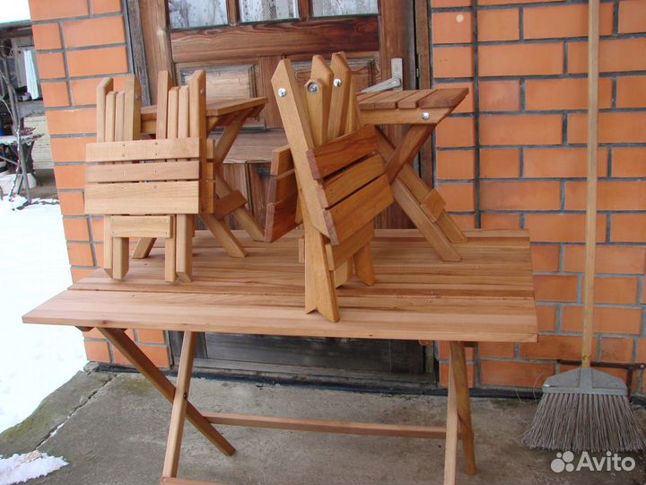 Складные стол и 4 стульчика