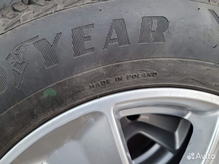 Goodyear UltraGrip Ice 2 215/65 R16 98T