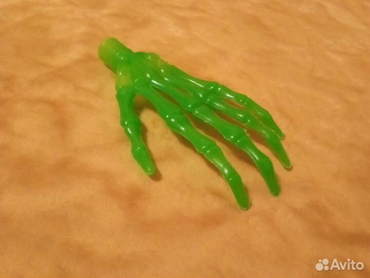 Рука скелета. Пластмассовая