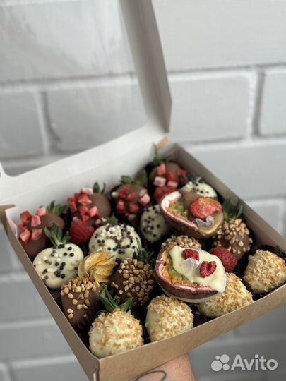 Клубника в шоколаде подарок выпусконой