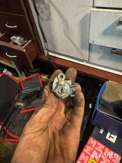 Личинка водительской двери Audi 100c4