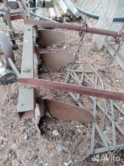 Плуг трехкорпусной