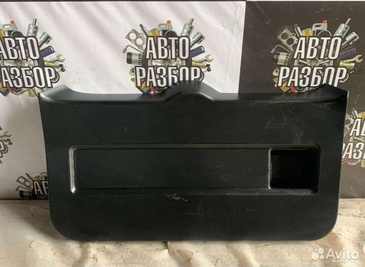 Сузуки Гранд Витара 2.0 обшивка двери багажника