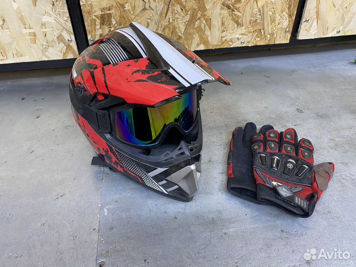 Кроссовый шлем и перчатки