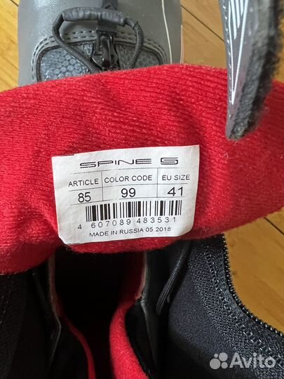 Лыжные палки и лыжные ботинки