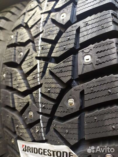 Bridgestone Blizzak Spike-02 215/55 R17