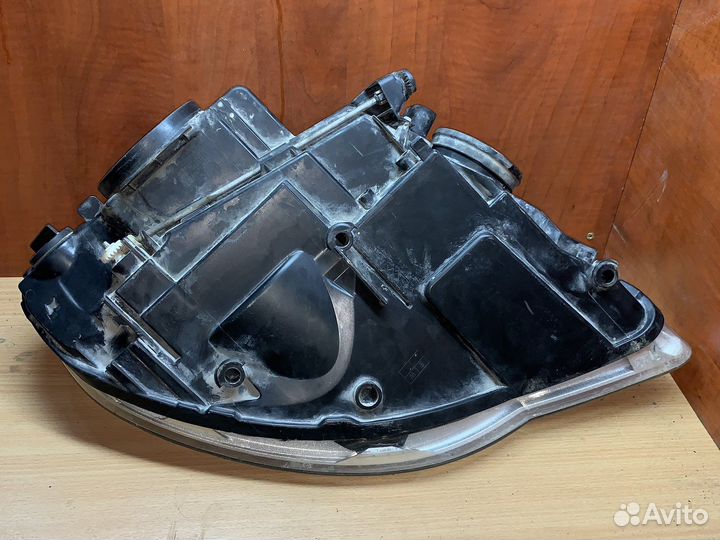 Фара левая Volkswagen Touareg рестайлинг 2009 г