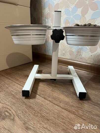 Подставка с тарелками для собак