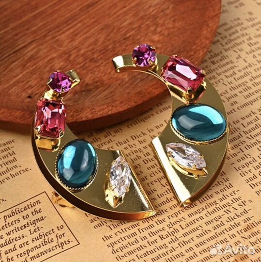 Серьги со стразами камнями