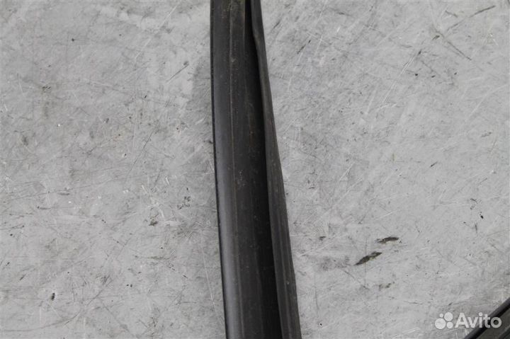 Уплотнитель стекла двери задней левой Volvo XC90