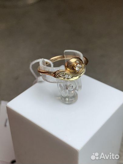 Золотое кольцо с фианитами