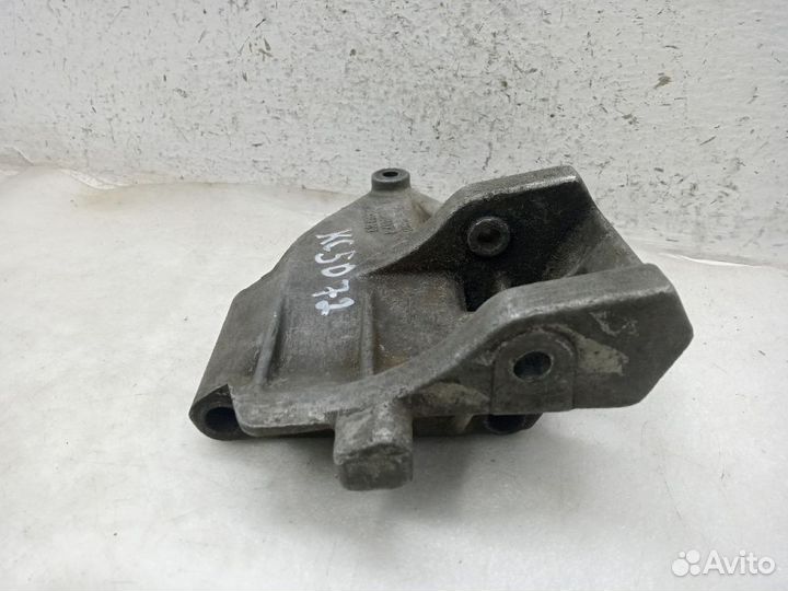 Кронштейн генератора volkswagen LT