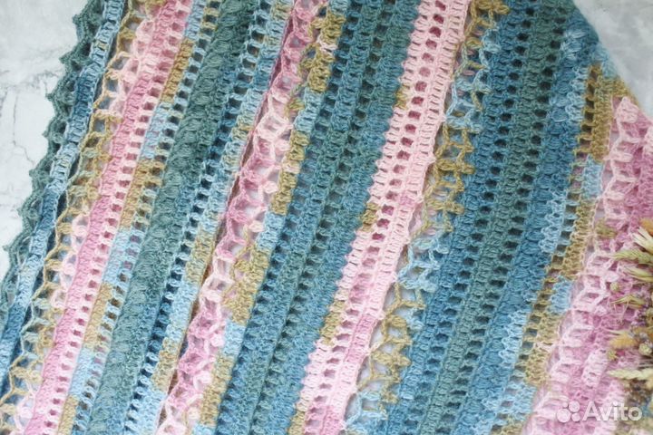 Голубая ажурная шаль ручной вязки