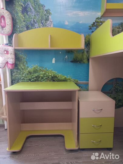 Детская кровать чердак со столом и шкафом