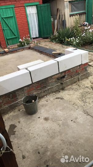 Кладка кирпича газоблока