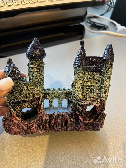 Замок в аквариум