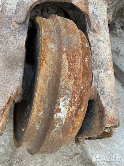 Колесо направляющее Hitachi ZX200-3