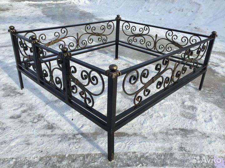 Ограды на кладбище.Кресты кованые.Лавочки,столики