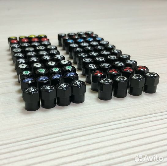 Комплект колпачков ниппеля с лого автомобиля (4шт)