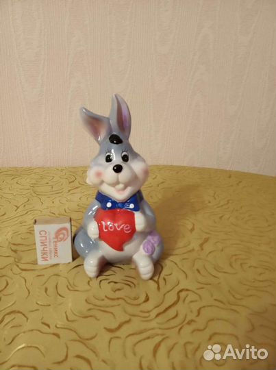 Декоративные изделия: зайчик - копилка, заяц гжель