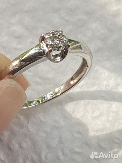 Золотое кольцо с бриллиантом