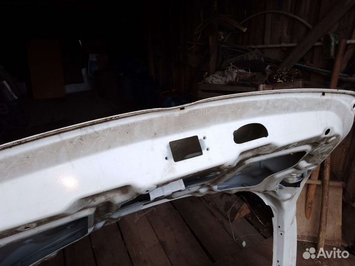 Задняя дверь багажника на hyundai аих 35