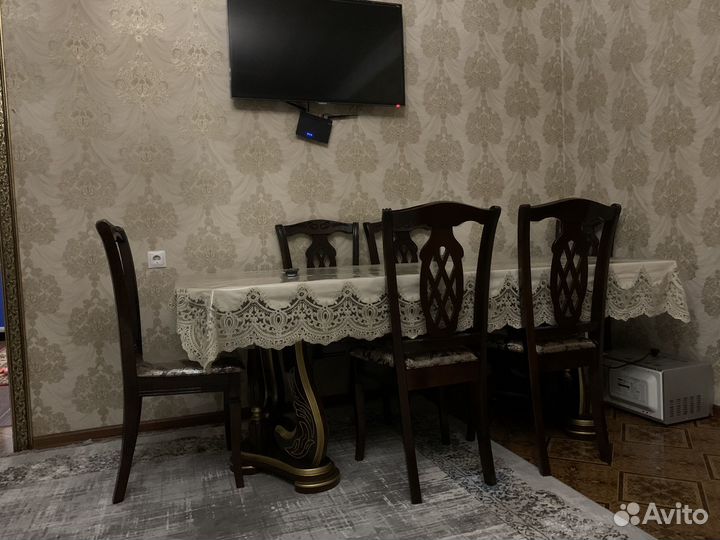 Стол со стульями