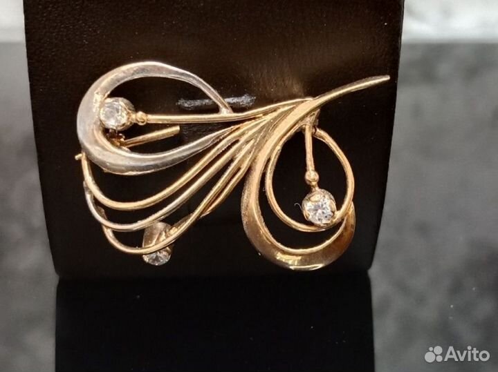 Золотая брошь 585 пробы массой 3.6 грамма