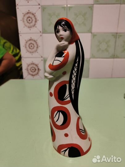 Фарфоровая статуэтка Девушка в красном Гжель