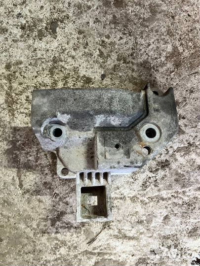 Кронштейн двигателя правый Symbol 2 new 08-12