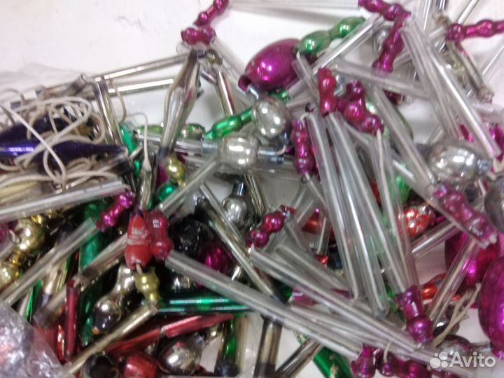 Елочные игрушки и гирлянды