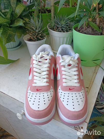 Кроссовки женские