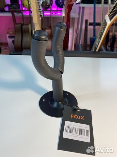 Вешалка на стенк для гитары