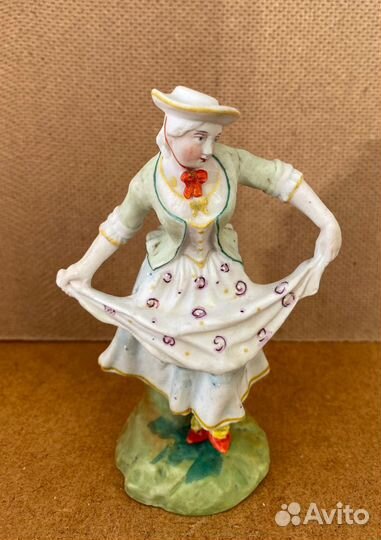 Танцующая дама в шляпе, фарфор бисквит, Богемия