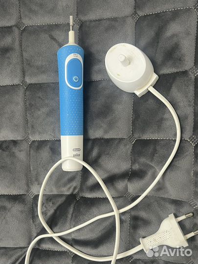 Электрическая зубная щетка oral b