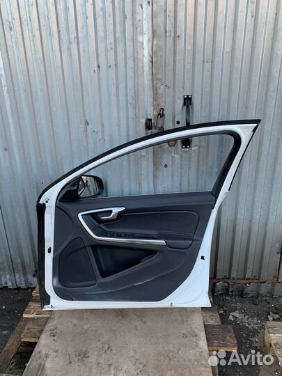 Передняя правая дверь Volvo S60 Вольво V60 белая