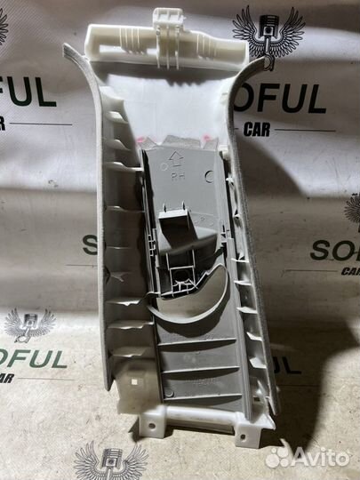 Обшивка центральной стойки салона правая Lexus