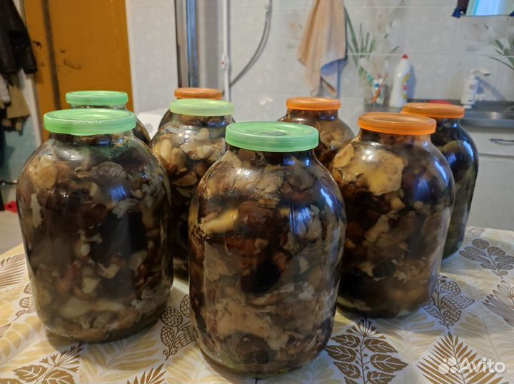 Грибы маринованные (валуи)