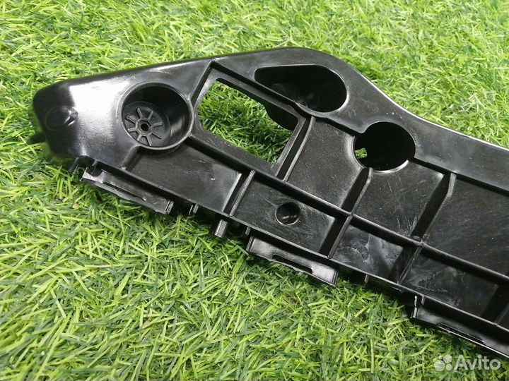 Крепление бампера переднее правое Toyota Rav4 CA40