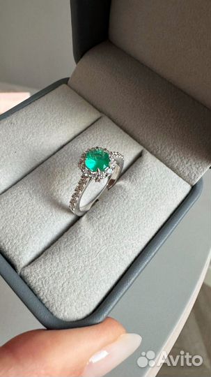 Кольцо с изумрудом и бриллиантами